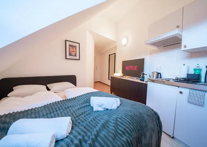 Apartman Rooftop Studios, 10min To Center, Tram And Metro, No Elevator 4th Floor Bécs