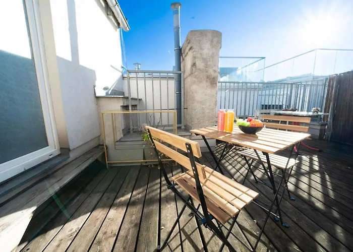 Apartman Rooftop Studios, 10min To Center, Tram And Metro, No Elevator 4th Floor