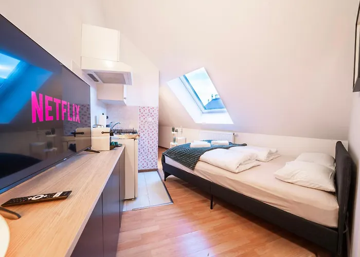 Rooftop Studios, 10min To Center, Tram And Metro, No Elevator 4th Floor *