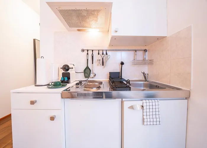 Rooftop Studios, 10min To Center, Tram And Metro, No Elevator 4th Floor * Bécs