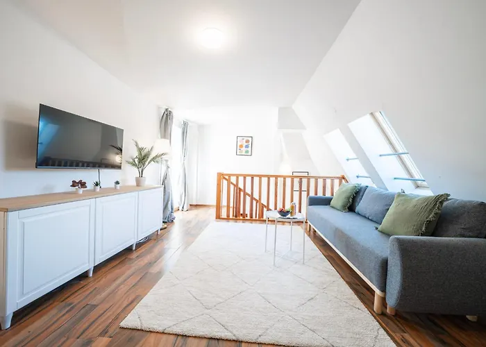 Rooftop Studios, 10min To Center, Tram And Metro, No Elevator 4th Floor