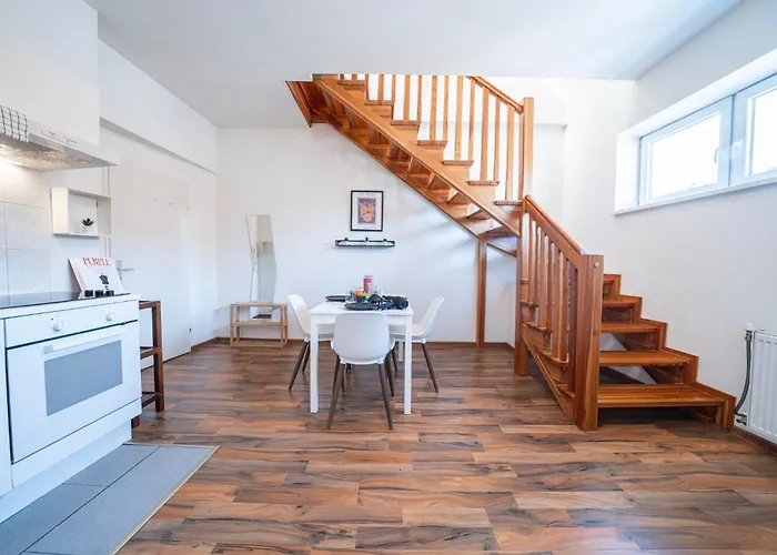 Rooftop Studios, 10min To Center, Tram And Metro, No Elevator 4th Floor Apartman *