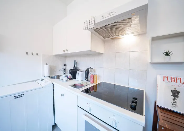 Rooftop Studios, 10min To Center, Tram And Metro, No Elevator 4th Floor Apartman Bécs