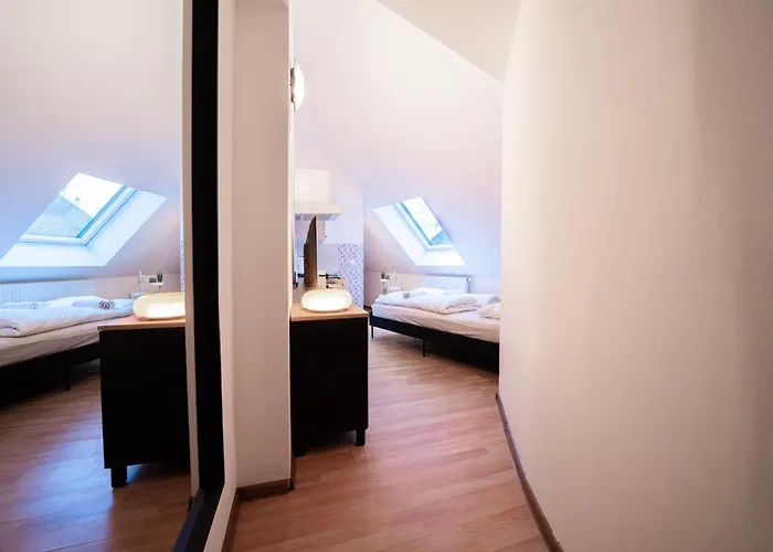 Rooftop Studios, 10min To Center, Tram And Metro, No Elevator 4th Floor * Bécs