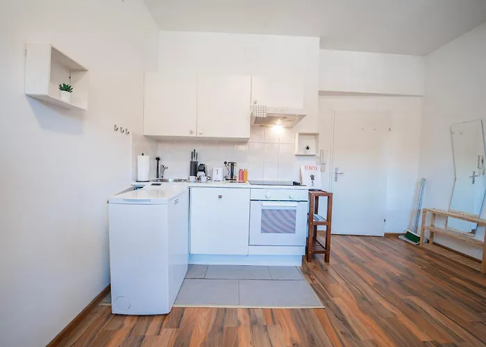 Rooftop Studios, 10min To Center, Tram And Metro, No Elevator 4th Floor