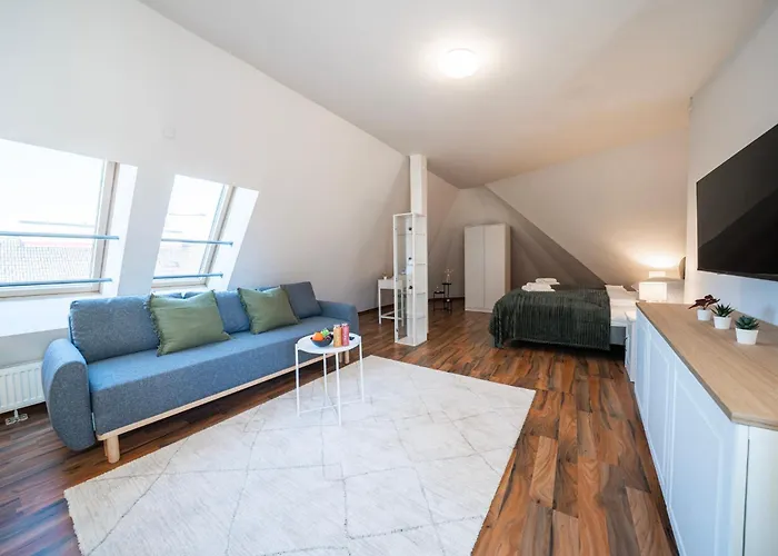 Apartman Rooftop Studios, 10min To Center, Tram And Metro, No Elevator 4th Floor *
