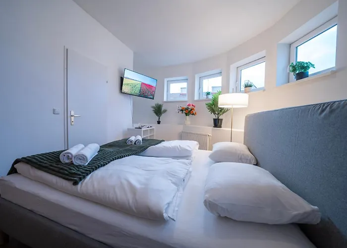 Rooftop Studios, 10min To Center, Tram And Metro, No Elevator 4th Floor Bécs