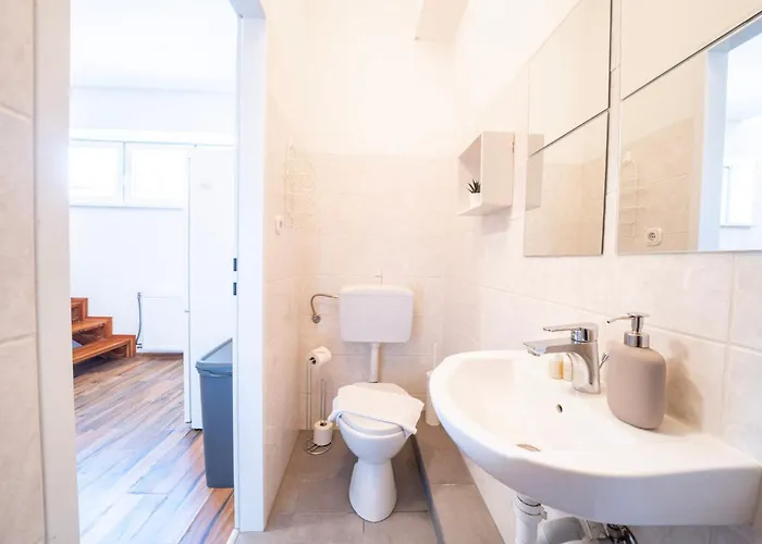 Apartman Rooftop Studios, 10min To Center, Tram And Metro, No Elevator 4th Floor Bécs