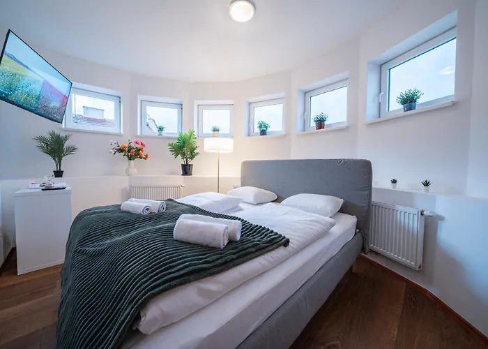 Rooftop Studios, 10min To Center, Tram And Metro, No Elevator 4th Floor * Bécs