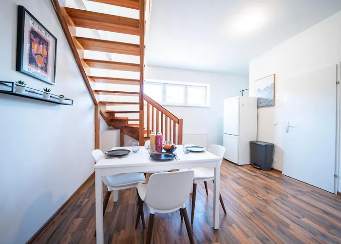 Rooftop Studios, 10min To Center, Tram And Metro, No Elevator 4th Floor Apartman