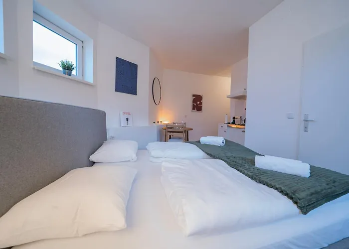 Rooftop Studios, 10min To Center, Tram And Metro, No Elevator 4th Floor Apartman *