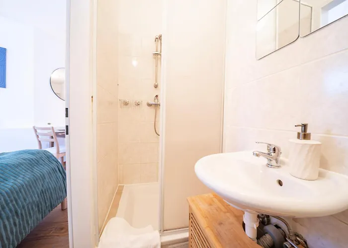 Rooftop Studios, 10min To Center, Tram And Metro, No Elevator 4th Floor Apartman