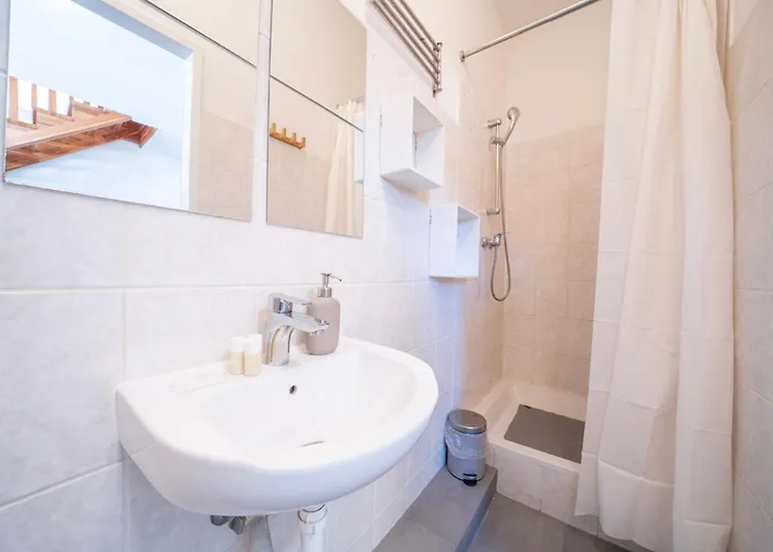 Rooftop Studios, 10min To Center, Tram And Metro, No Elevator 4th Floor * Bécs