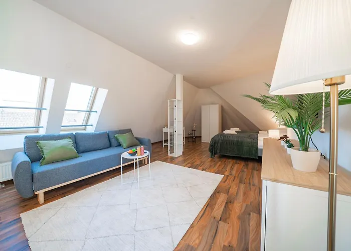Rooftop Studios, 10min To Center, Tram And Metro, No Elevator 4th Floor
