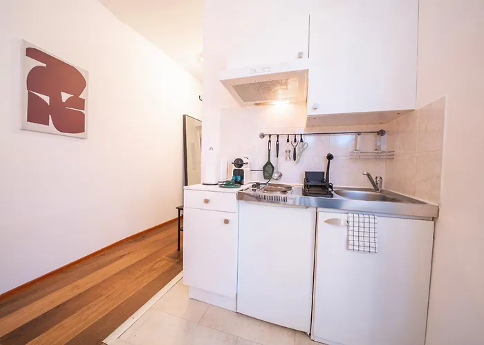 Rooftop Studios, 10min To Center, Tram And Metro, No Elevator 4th Floor